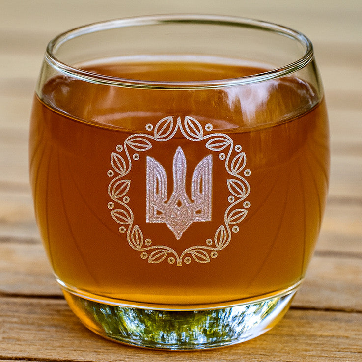 Ukrainian Tryzub trident crest engraved on a glass tumbler