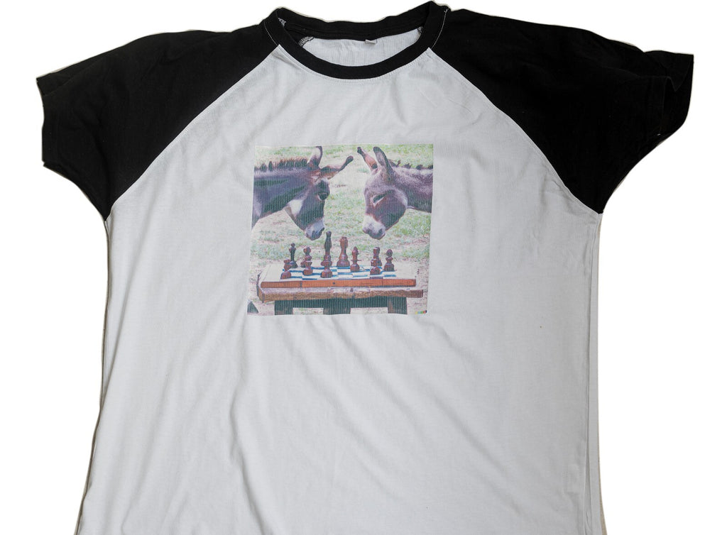 White raglan T-shirt with black sleeves printed with two donkeys playing chess – view 2