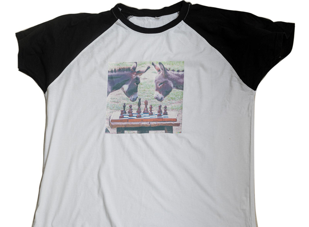 White raglan T-shirt with black sleeves printed with two donkeys playing chess – view 2