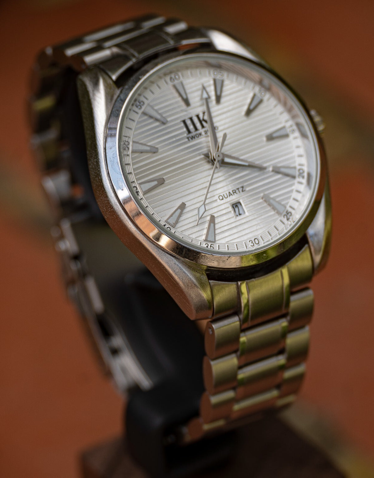 Stainless steel men's watch with a personalised engraving on the case back – view 3