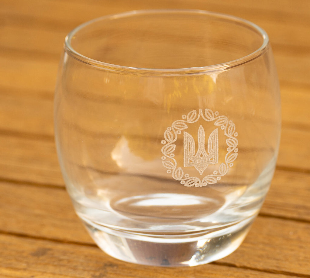 Ukrainian Tryzub trident crest engraved on a glass tumbler – view 2