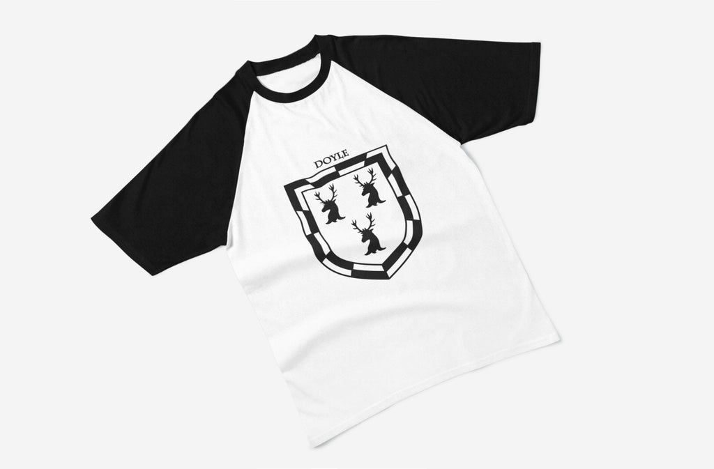 Healy family crest raglan T-shirt in black and white – view 4