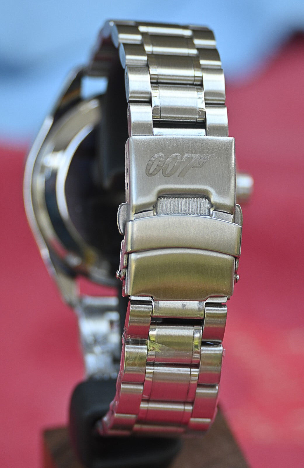 Stainless steel men's watch with a personalised engraving on the case back – view 5