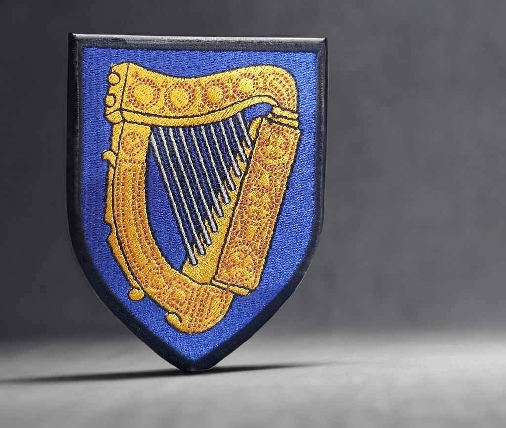 Cotton polo shirt with the Irish coat of arms harp badge embroidered on the chest – view 4